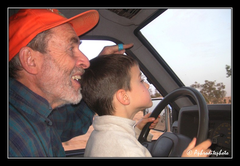 044 Cyril est fier de conduire sur les genoux de grand papa meme a 20 kmh